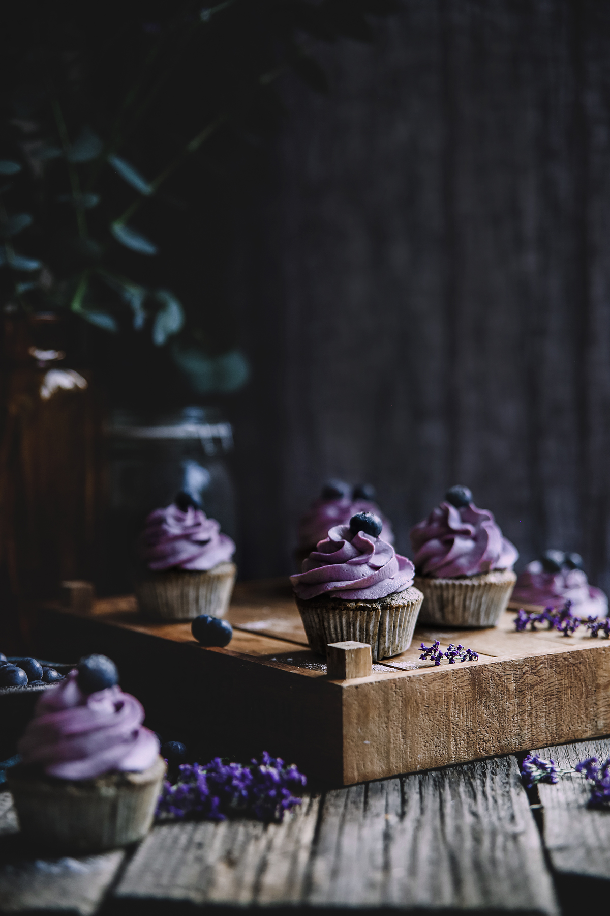 Makové cupcaky s čokoládou a černicovým krémom