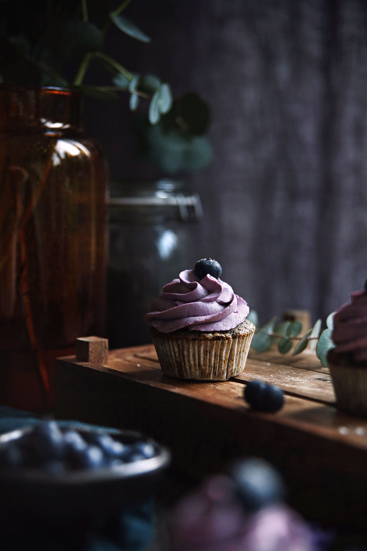 Makové cupcaky s čokoládou a černicovým krémom